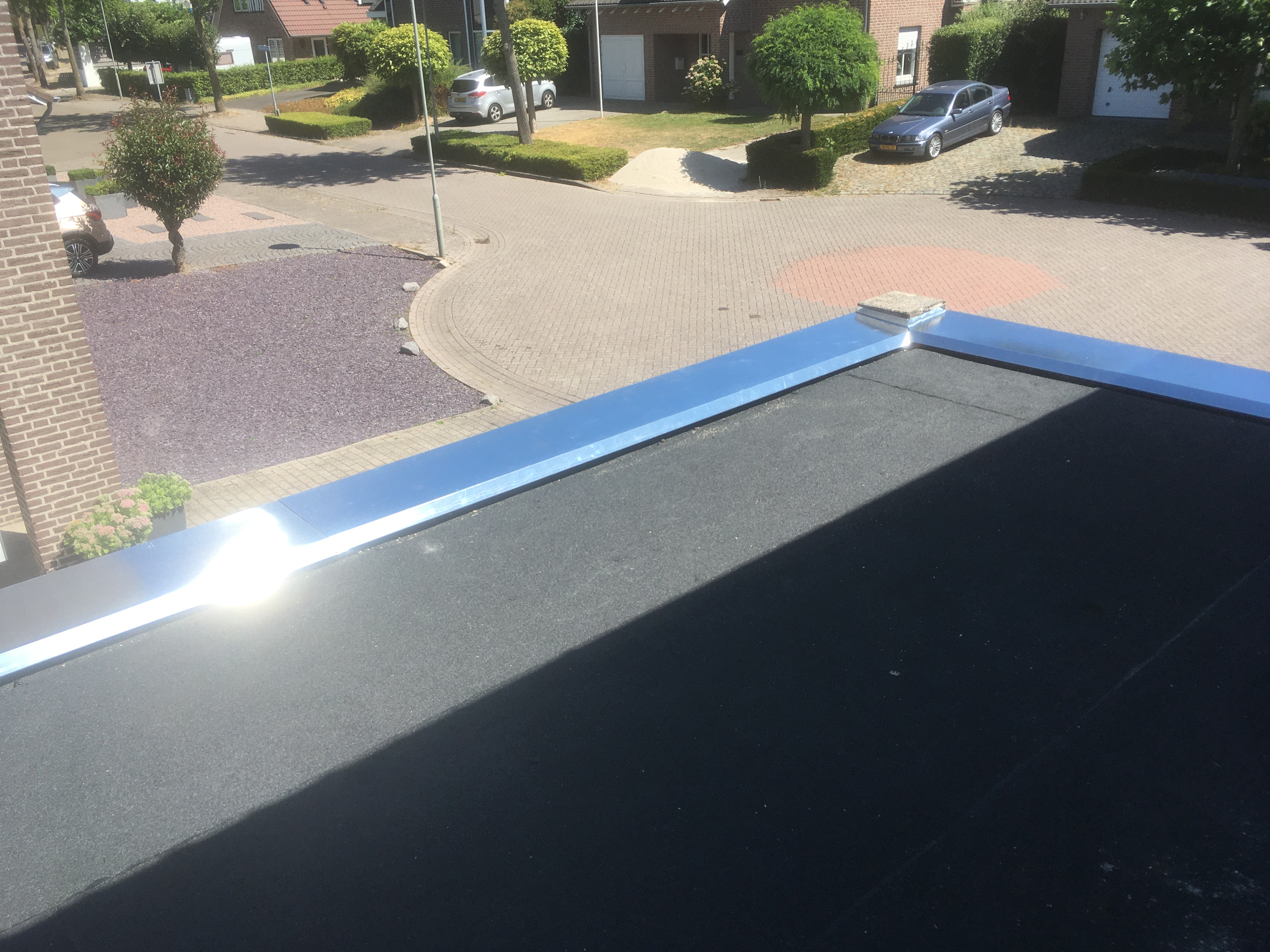 Na: bitumen dakbedekking en zinken dakranddetaillering gereed